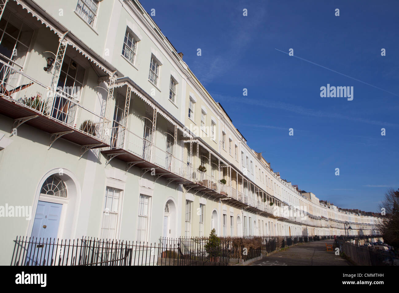 La rangée de Grade II Logement en terrasses sur le Royal York Crescent à Clifton, Bristol sur une journée ensoleillée avec un ciel bleu. Banque D'Images