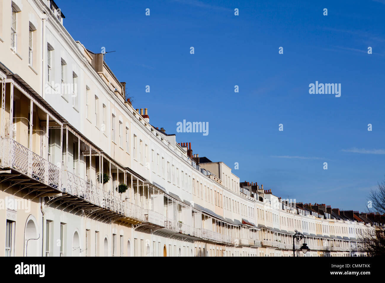 La rangée de Grade II Logement en terrasses sur le Royal York Crescent à Clifton, Bristol sur une journée ensoleillée avec un ciel bleu. Banque D'Images