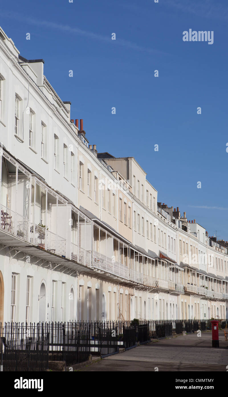 La rangée de Grade II Logement en terrasses sur le Royal York Crescent à Clifton, Bristol sur une journée ensoleillée avec un ciel bleu. Banque D'Images