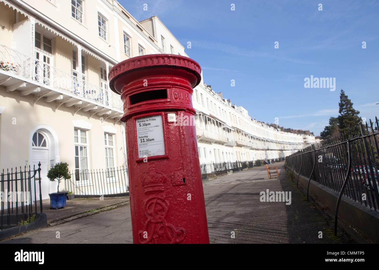 Un Royal Mail postbox sur le Grade II Royal York Crescent à Clifton, Bristol contre un ciel bleu. Banque D'Images