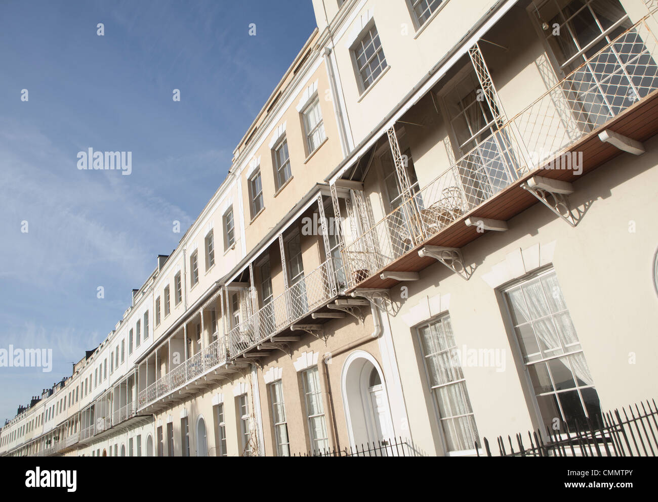 La rangée de Grade II Logement en terrasses sur le Royal York Crescent à Clifton, Bristol sur une journée ensoleillée avec un ciel bleu. Banque D'Images