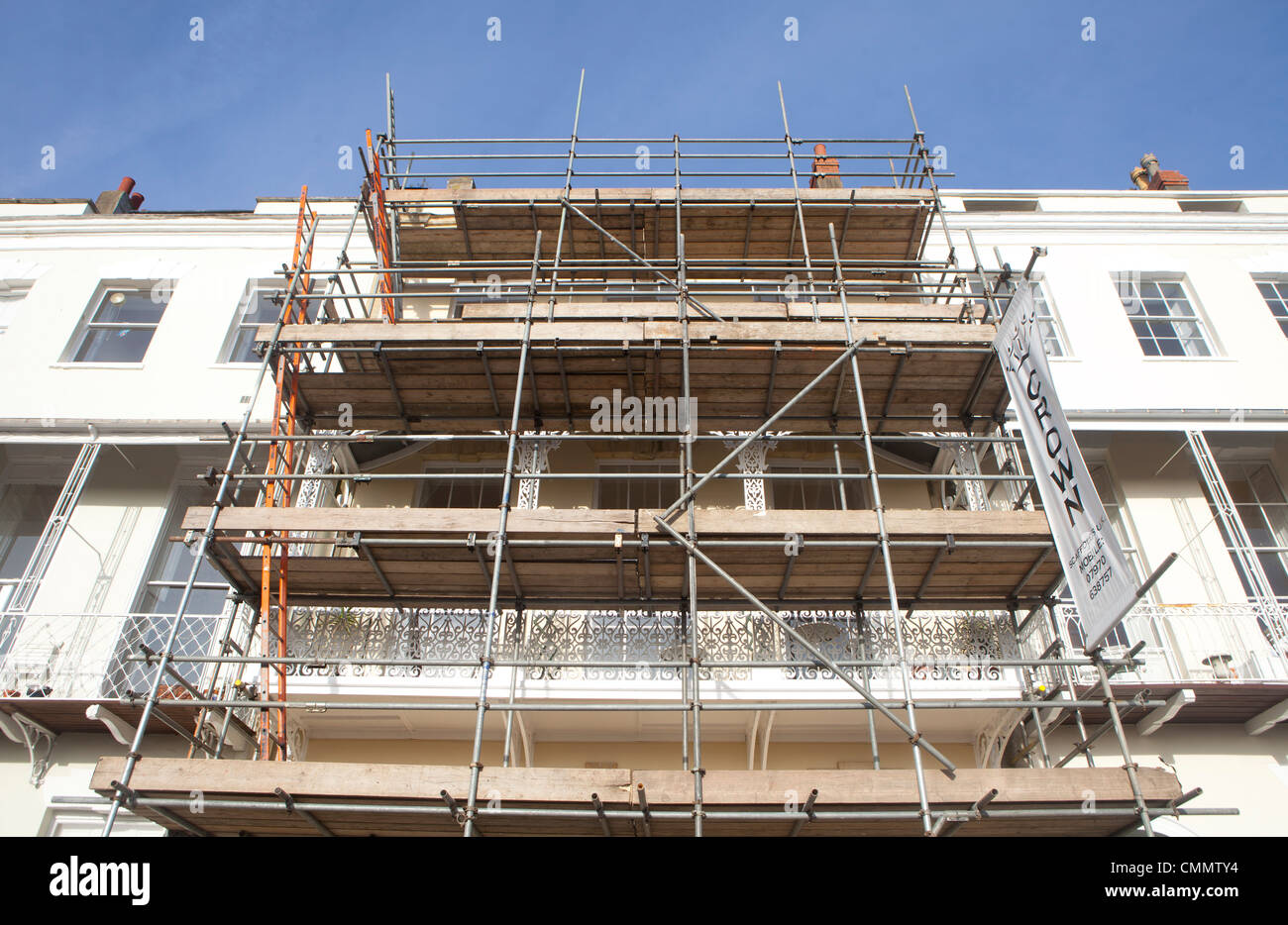 La rangée de Grade II Logement en terrasses sur le Royal York Crescent à Clifton, Bristol sur une journée ensoleillée avec un ciel bleu. Banque D'Images