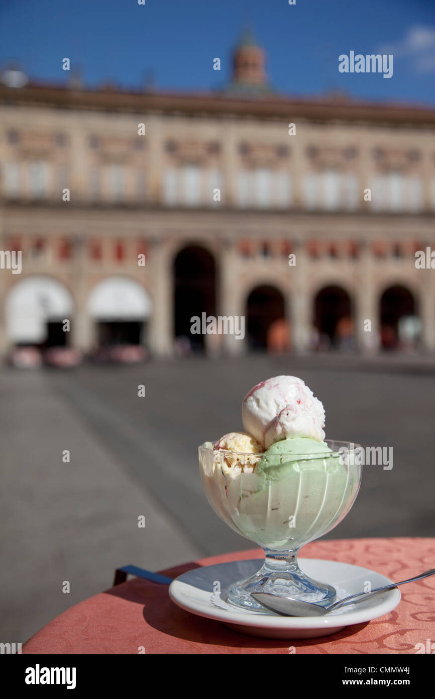 Glace italienne, la Piazza Maggiore, Bologne, Émilie-Romagne, Italie, Europe Banque D'Images