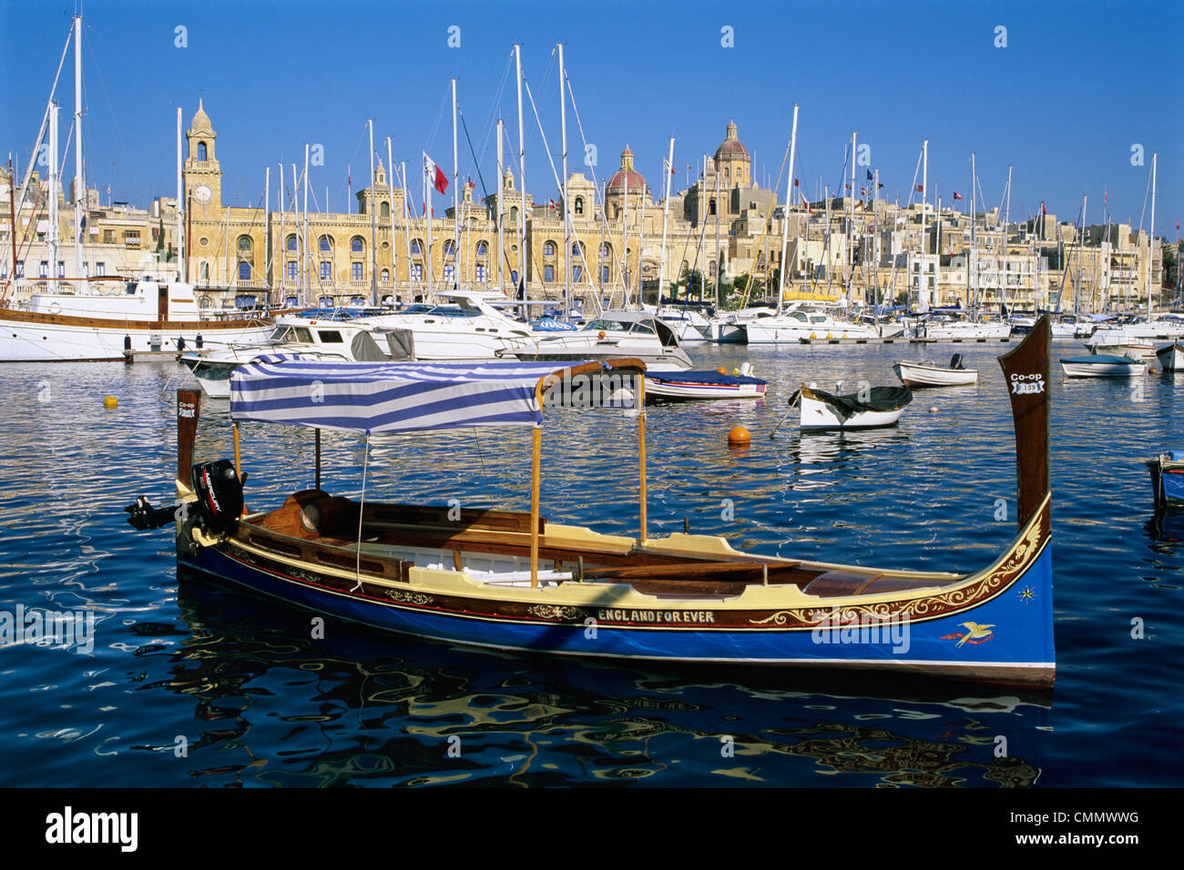 Vue sur Dockyard Creek au Musée Maritime sur Vittoriosa avec bateau traditionnel, Senglea, Malte, Méditerranée, Europe Banque D'Images