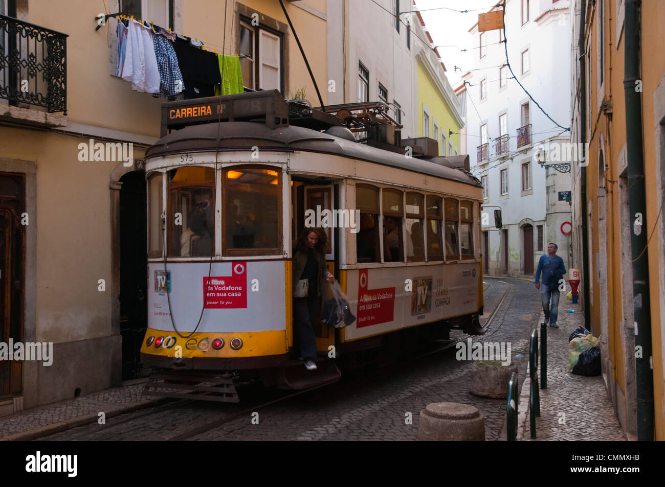 28 Tram passant par Alfama Lisbonne Portugal Europe Banque D'Images