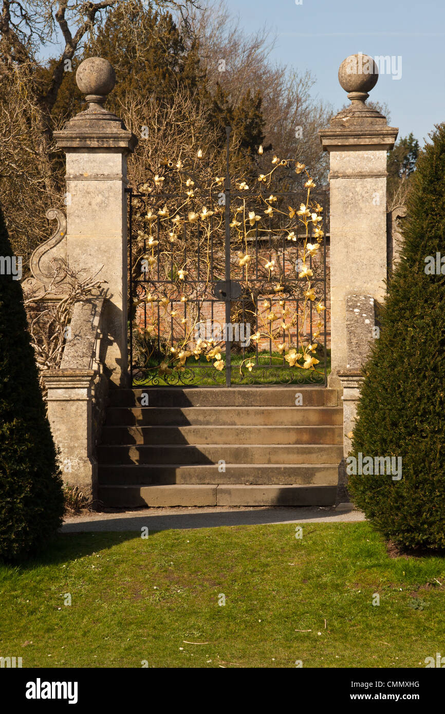 Plaqués portes en fer forgé à St Fagans castle gardens. Banque D'Images