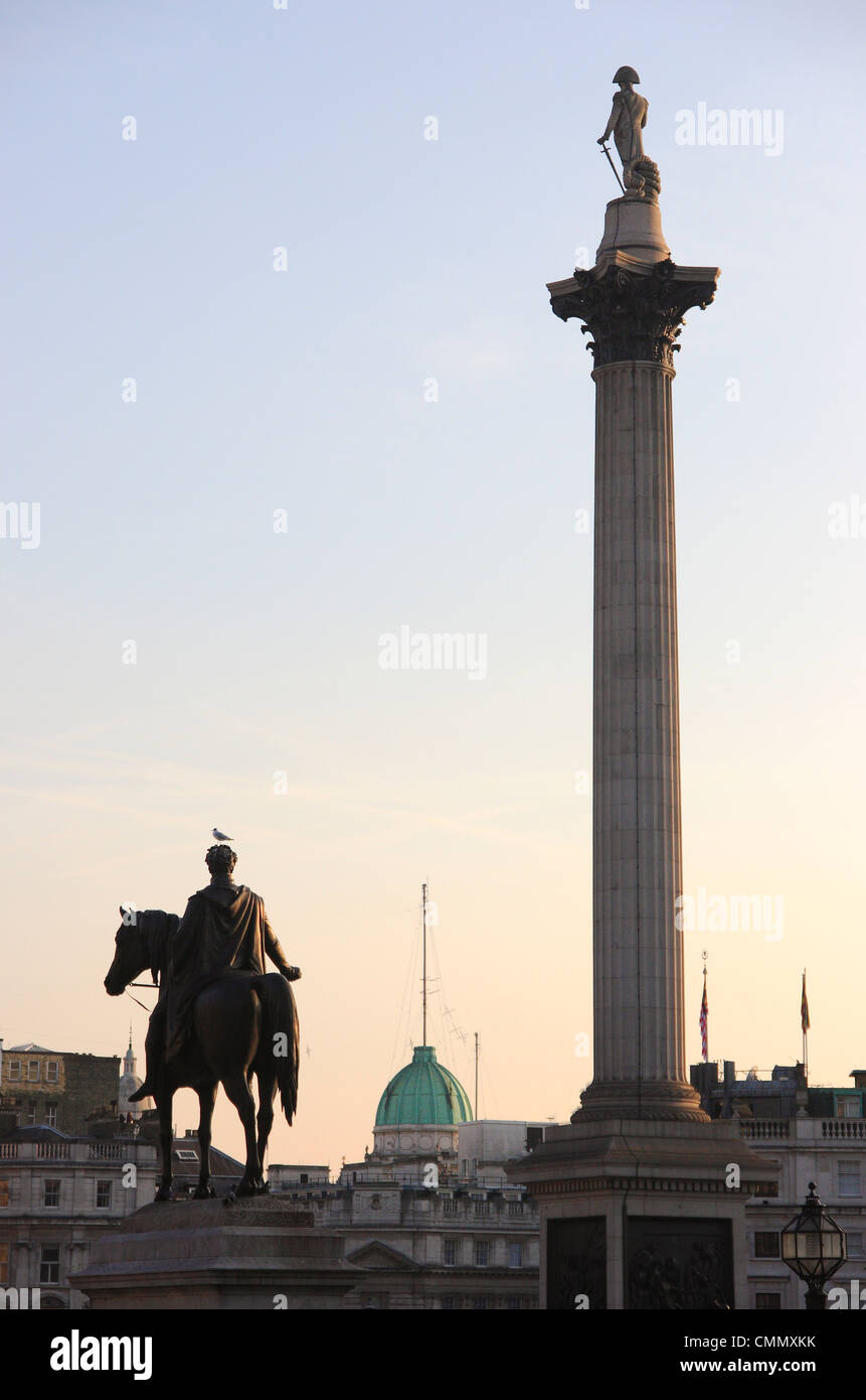 Nelsons Column & Statue. Trafalgar Square, Londres, Angleterre. Banque D'Images