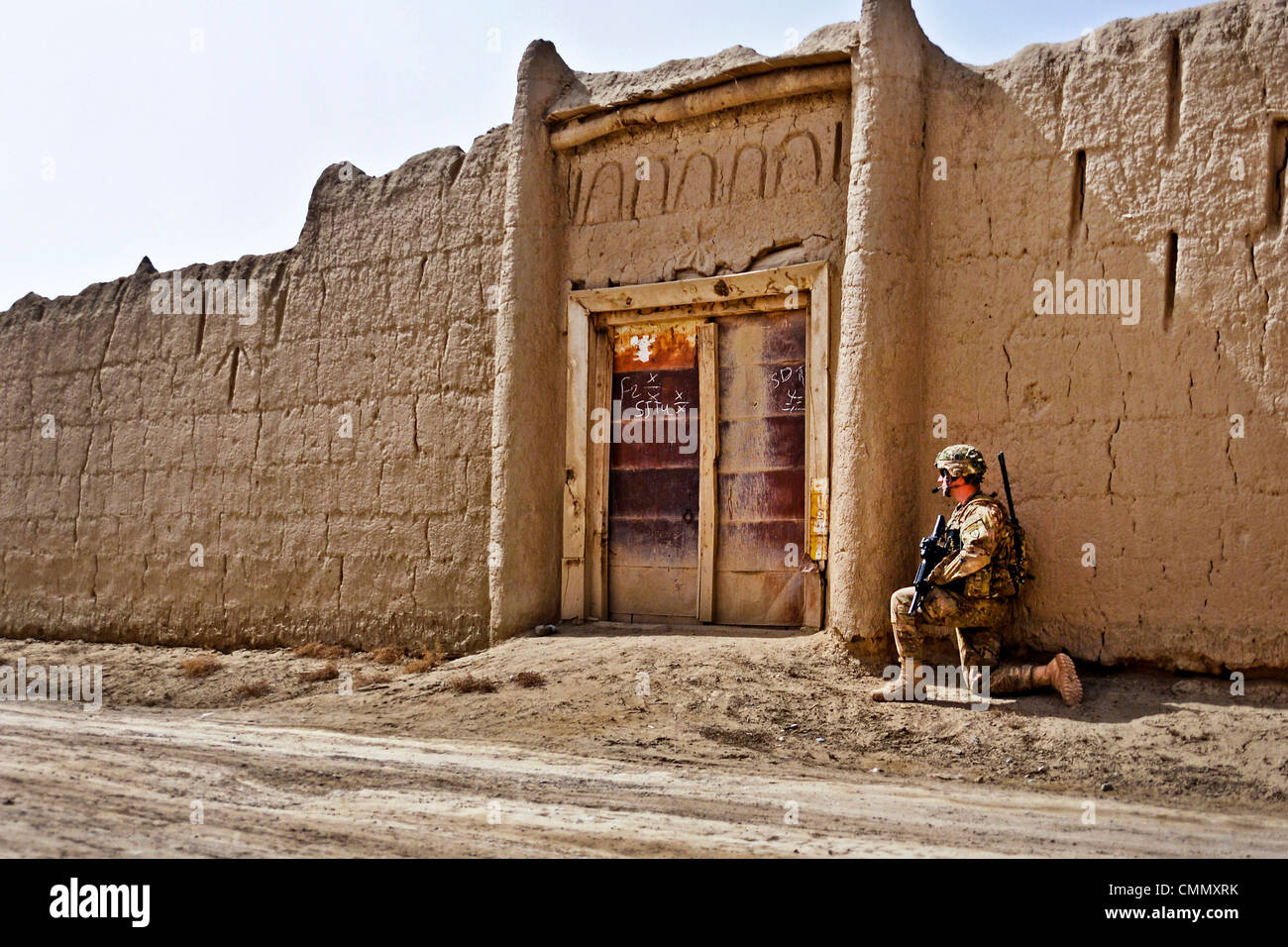 Soldat de l'armée américaine garde l'entrée d'un petit village fortifié, le 17 mars 2012, l'Afghanistan en Sader Kheyl. Banque D'Images