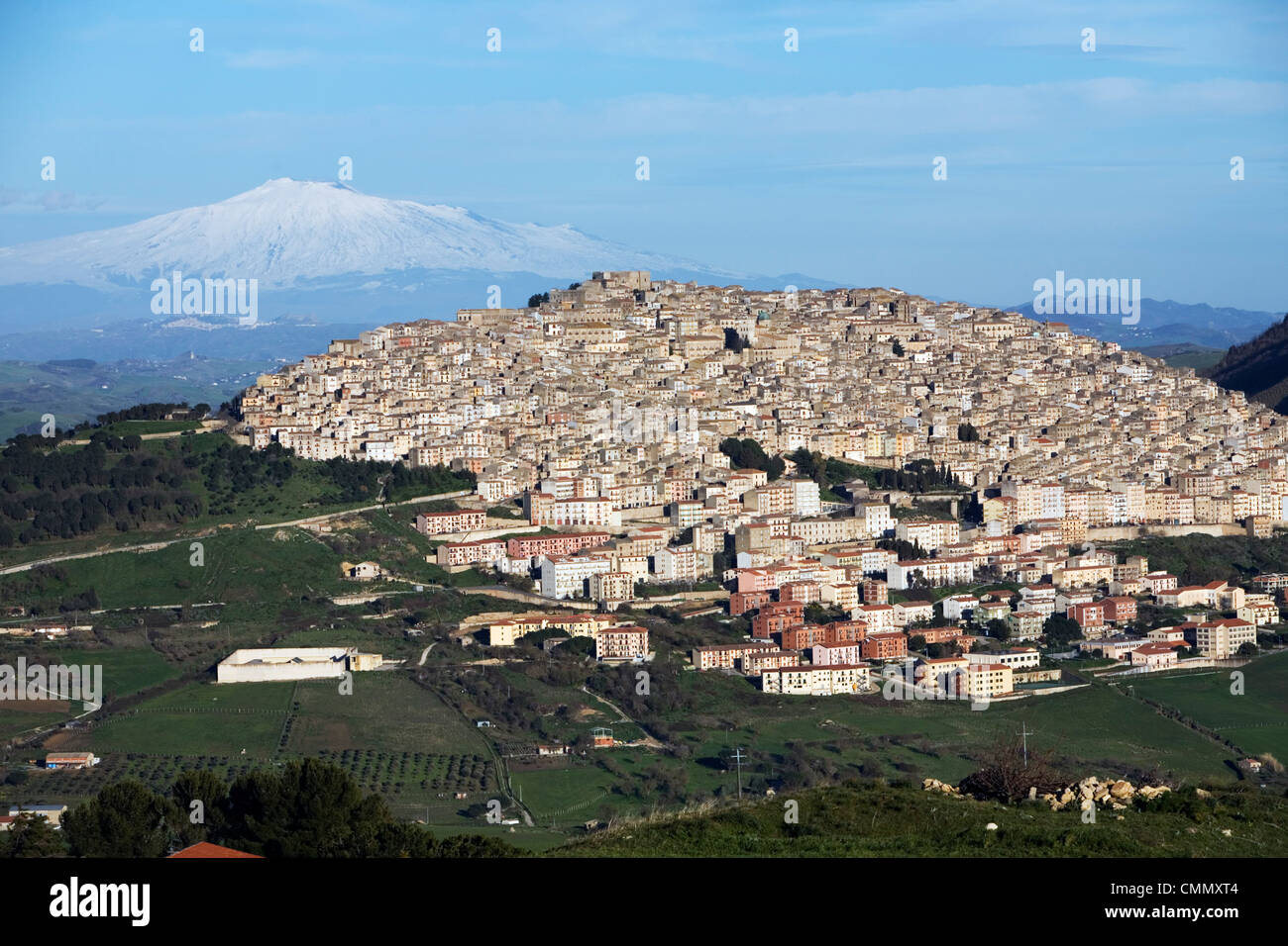 Vue sur le mont Etna et Gangi, Gangi, Sicile, Italie, Europe Banque D'Images