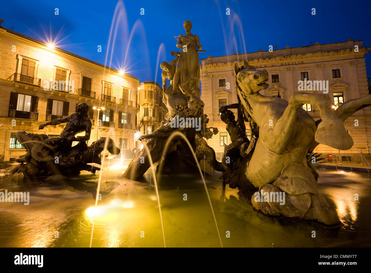 Fontaine de la Nymphe Aréthuse dans Piazza Archimede, Syracuse, Sicile, Italie, Europe Banque D'Images