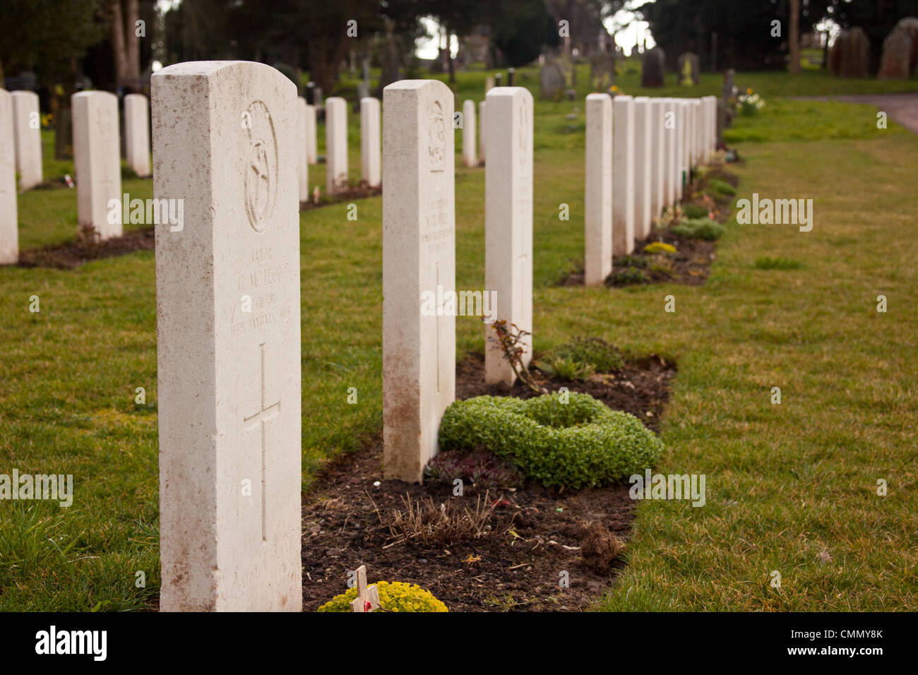 Sur les pierres tombales du cimetière militaire de tombes, Newport, Pays de Galles, Royaume-Uni. Banque D'Images