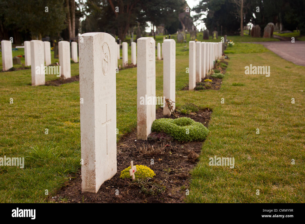Sur les pierres tombales du cimetière militaire de tombes, Newport, Pays de Galles, Royaume-Uni. Banque D'Images