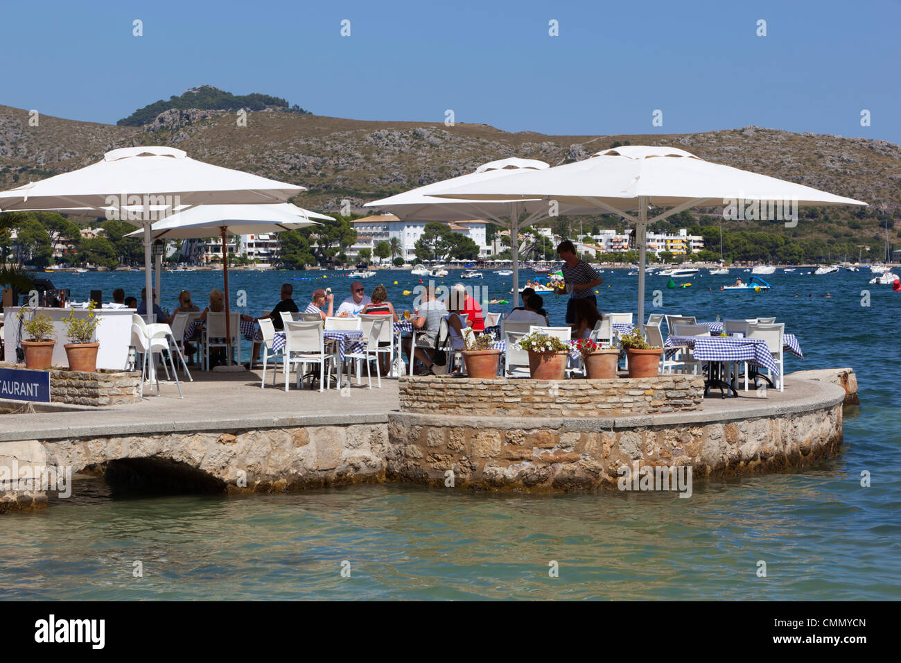Le restaurant en front de mer, Port de Pollença (Puerto Pollensa, Mallorca (Majorque)), Iles Baléares, Espagne, Méditerranée, Europe Banque D'Images