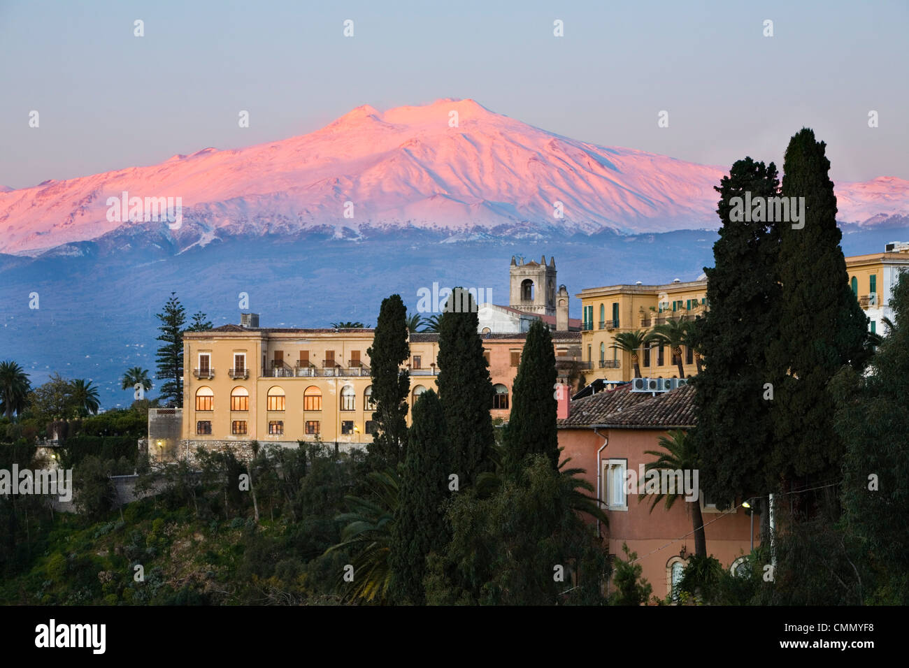 Aube sur Taormine et l'Etna avec San Domenico Palace Hotel, Taormina, Sicile, Italie, Europe Banque D'Images