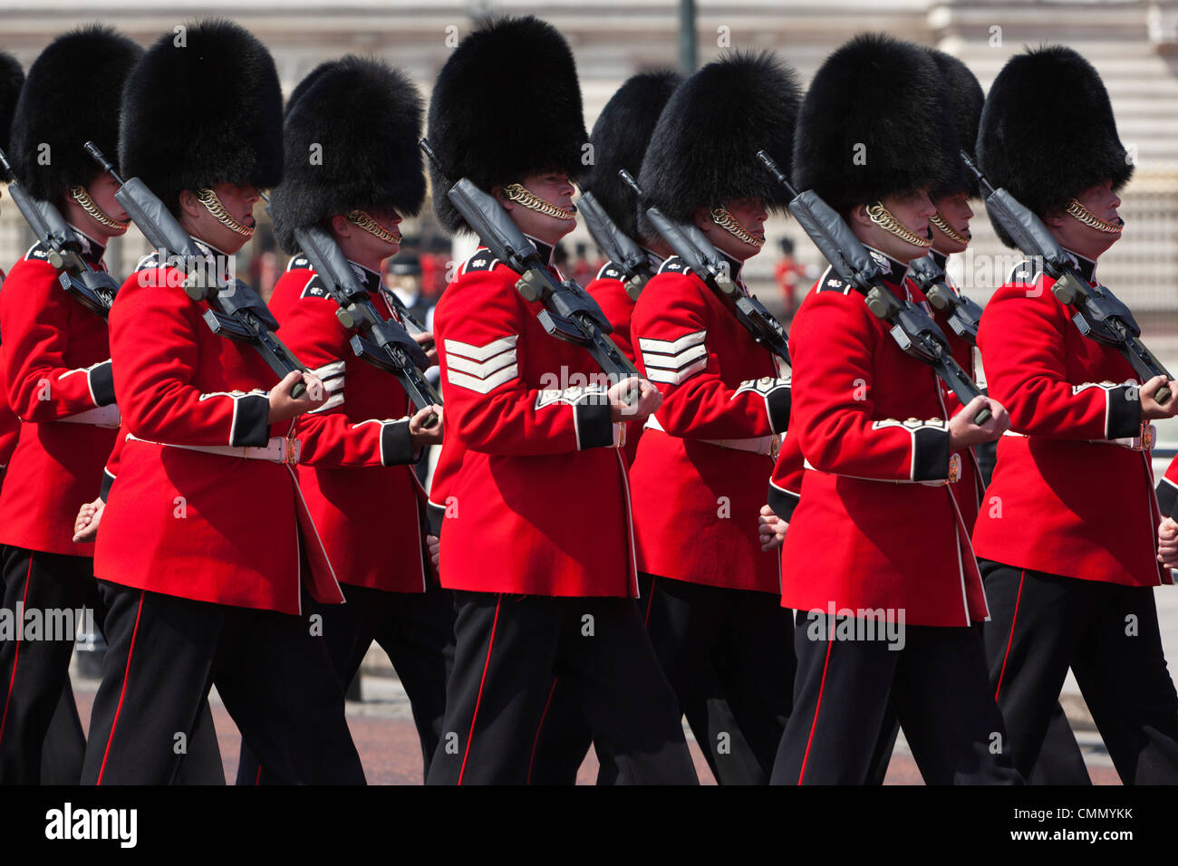 Scots Guards passé marche du Palais de Buckingham, de répétition pour la parade la couleur, Londres, Angleterre, Royaume-Uni, Europe Banque D'Images