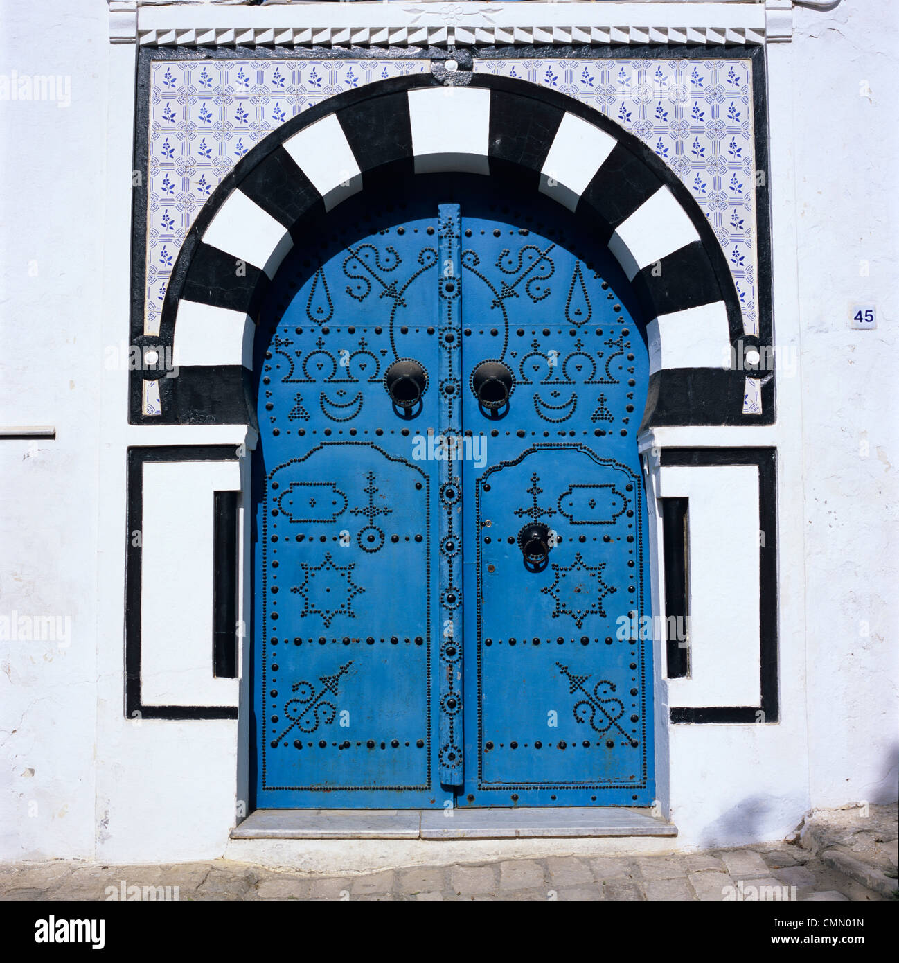 Porte traditionnelle tunisienne, Sidi Bou Saïd, Tunisie, Afrique du Nord, Afrique Banque D'Images