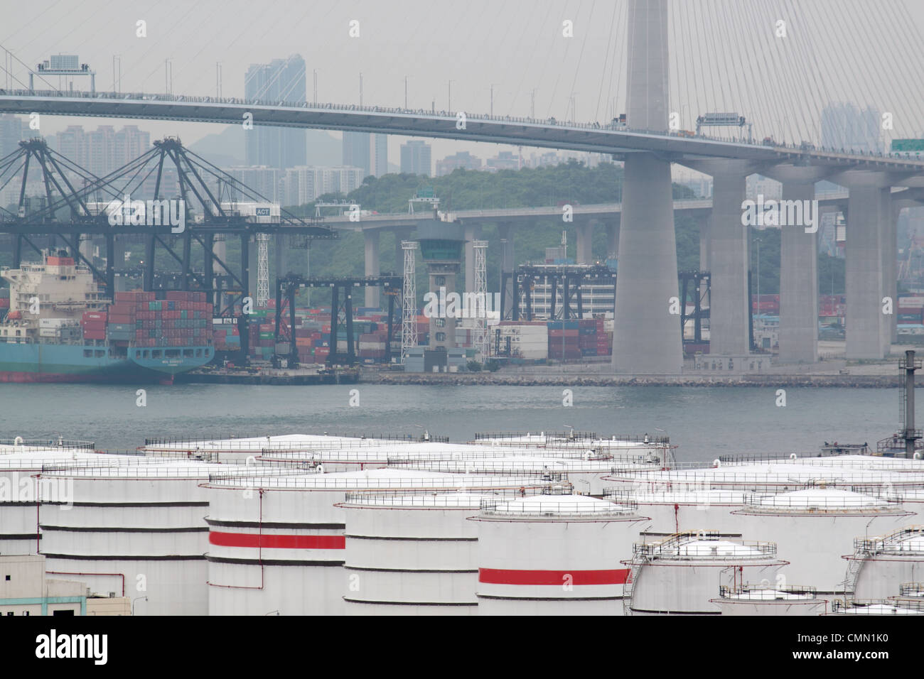 Réservoir de gaz et le pont , hong kong Banque D'Images