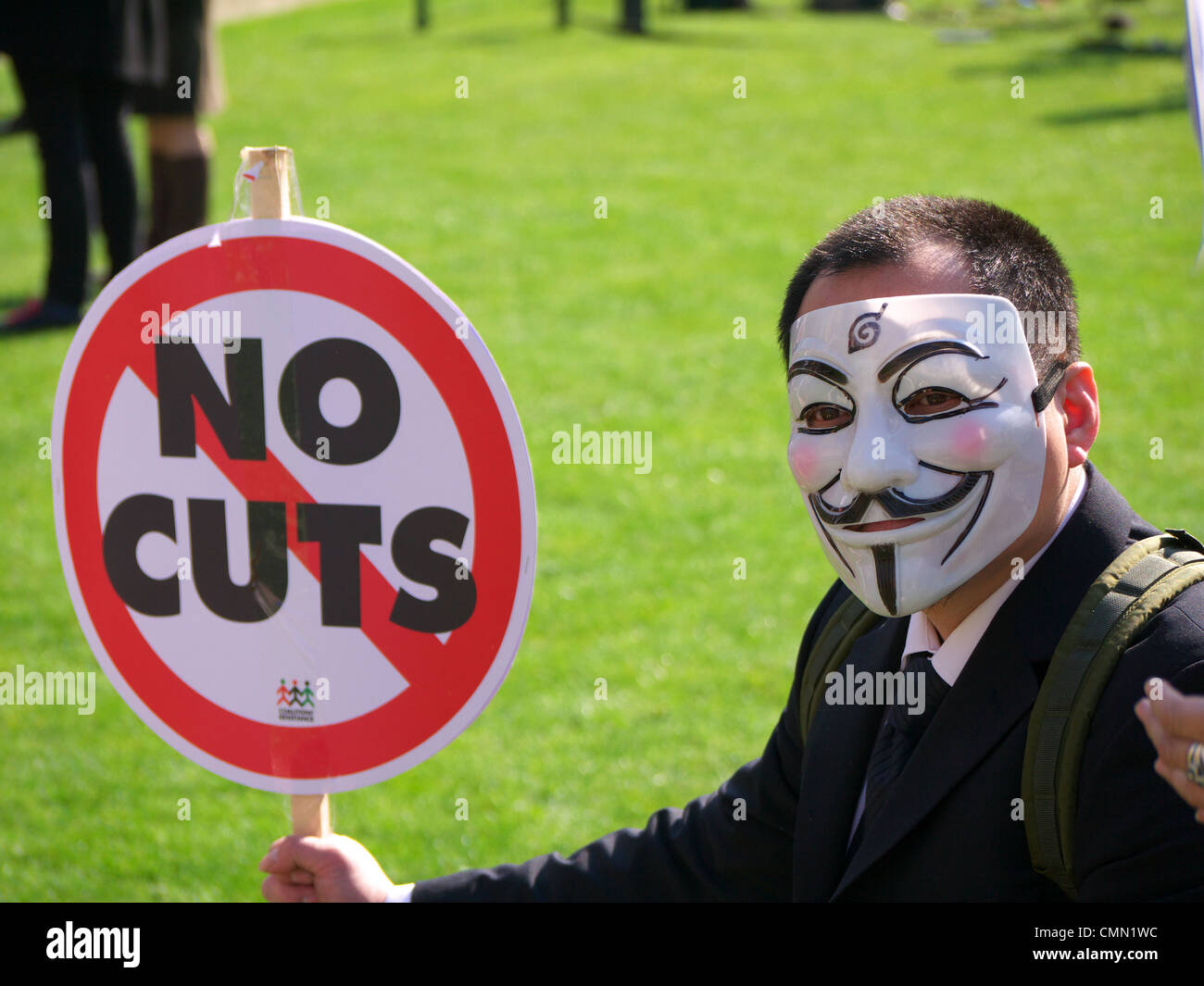 Un manifestant anonyme portant un masque tenant un 'Non' contre les coupes de budget à un signe de protestation journée à Londres Banque D'Images