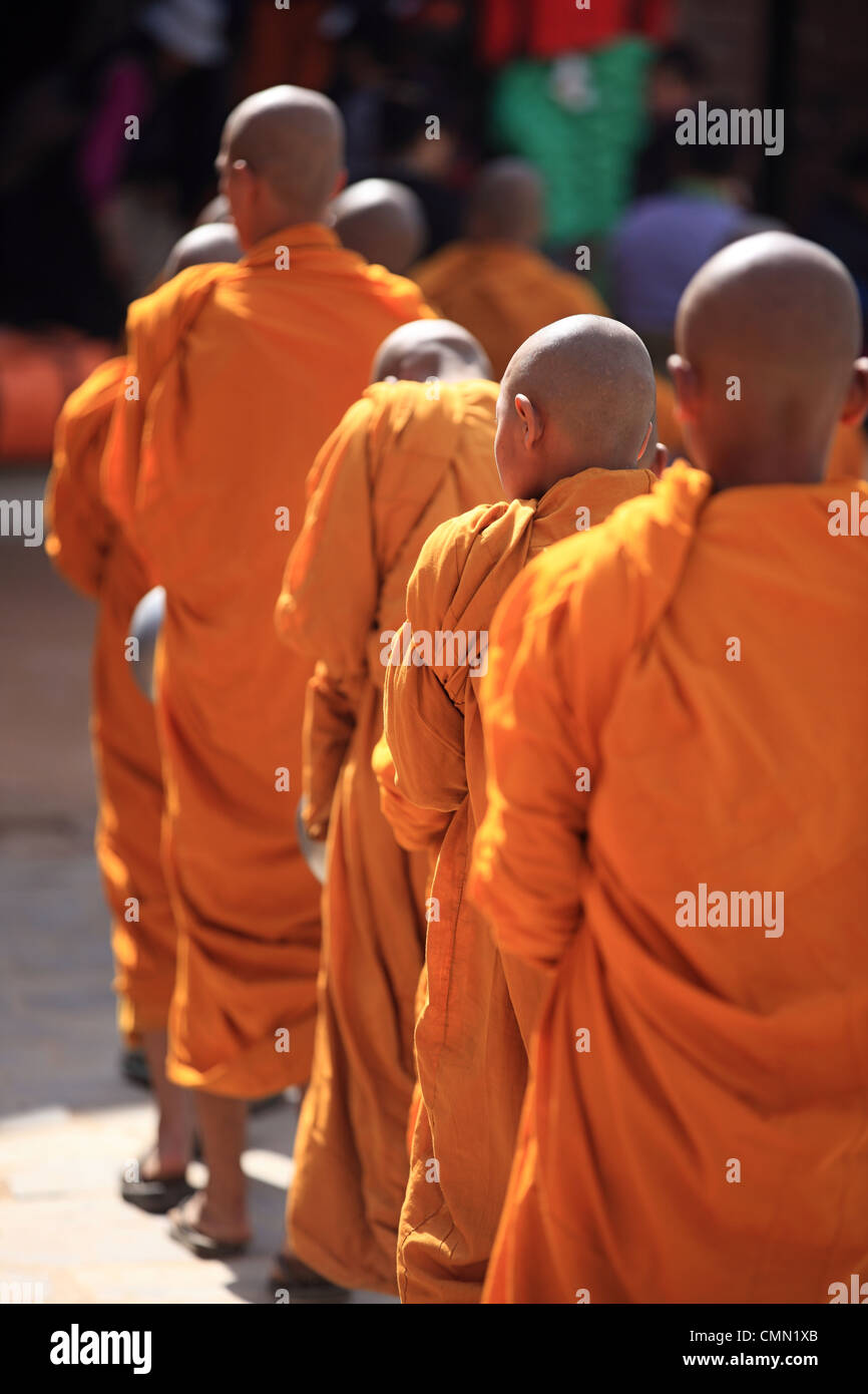 Les jeunes moines bouddhistes balade autour du stupa de Kathmandu Népal Boddhanath Banque D'Images