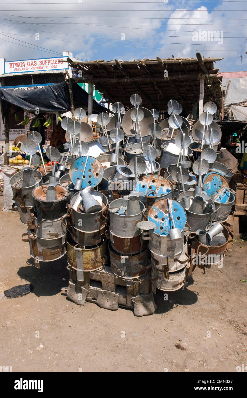 Les poêles du charbon de bois recycle de tambours à huile, Mtwapa, Kenya Banque D'Images