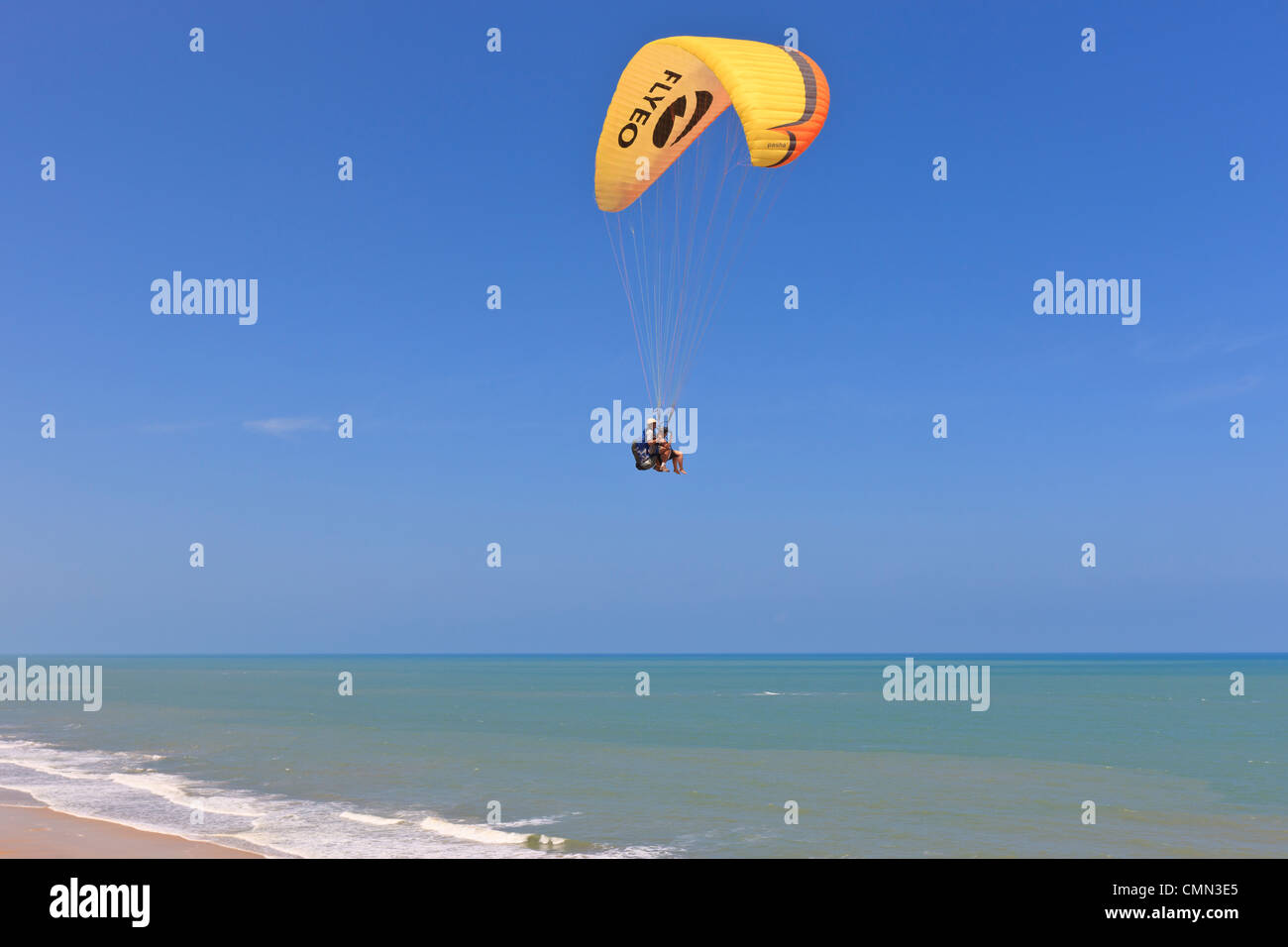 Plus de parapente Plage Cacimbinhas, Pipa, Rio Grande do Norte, Brésil Banque D'Images