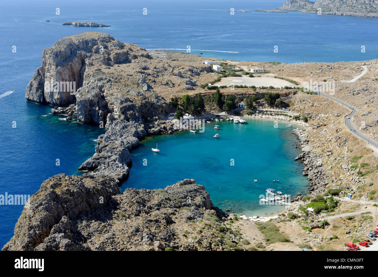 Rhodes. La Grèce. Vue depuis l'Acropole de Lindos, St Paul's Bay qui est un endroit idyllique et paisible près de l'anse fermée avec Banque D'Images