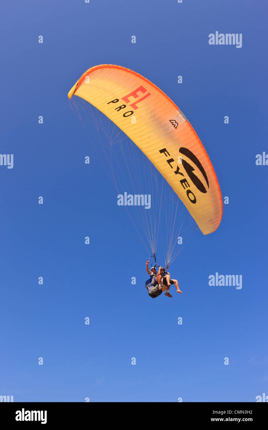 Plus de parapente Plage Cacimbinhas, Pipa, Rio Grande do Norte, Brésil Banque D'Images