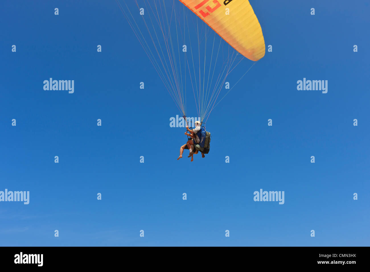 Plus de parapente Plage Cacimbinhas, Pipa, Rio Grande do Norte, Brésil Banque D'Images