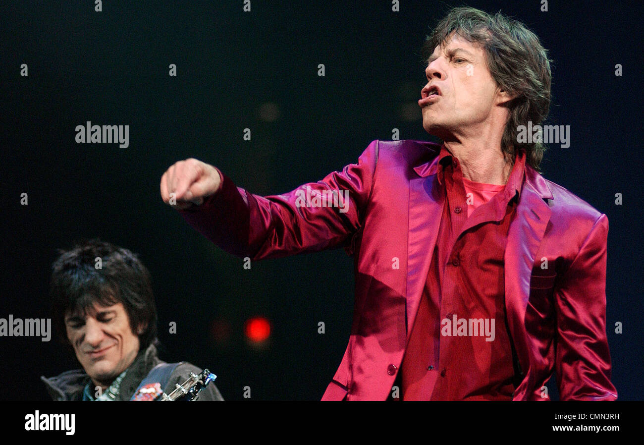 Mick Jagger et Ronnie Wood jouer avec les Rolling Stones à Boston Banque D'Images