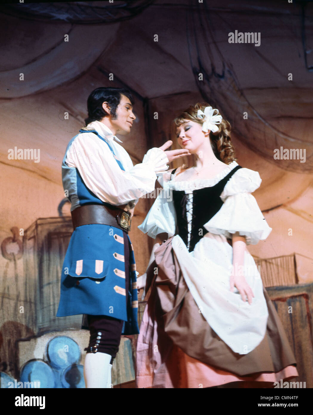 Engelbert HUMPERDINCK chanteur britannique comme 'Robinson Crusoe' dans le pantomime avec Trisha Money au Palladium de Londres 20 décembre 1967. Photo: Tony Gale Banque D'Images