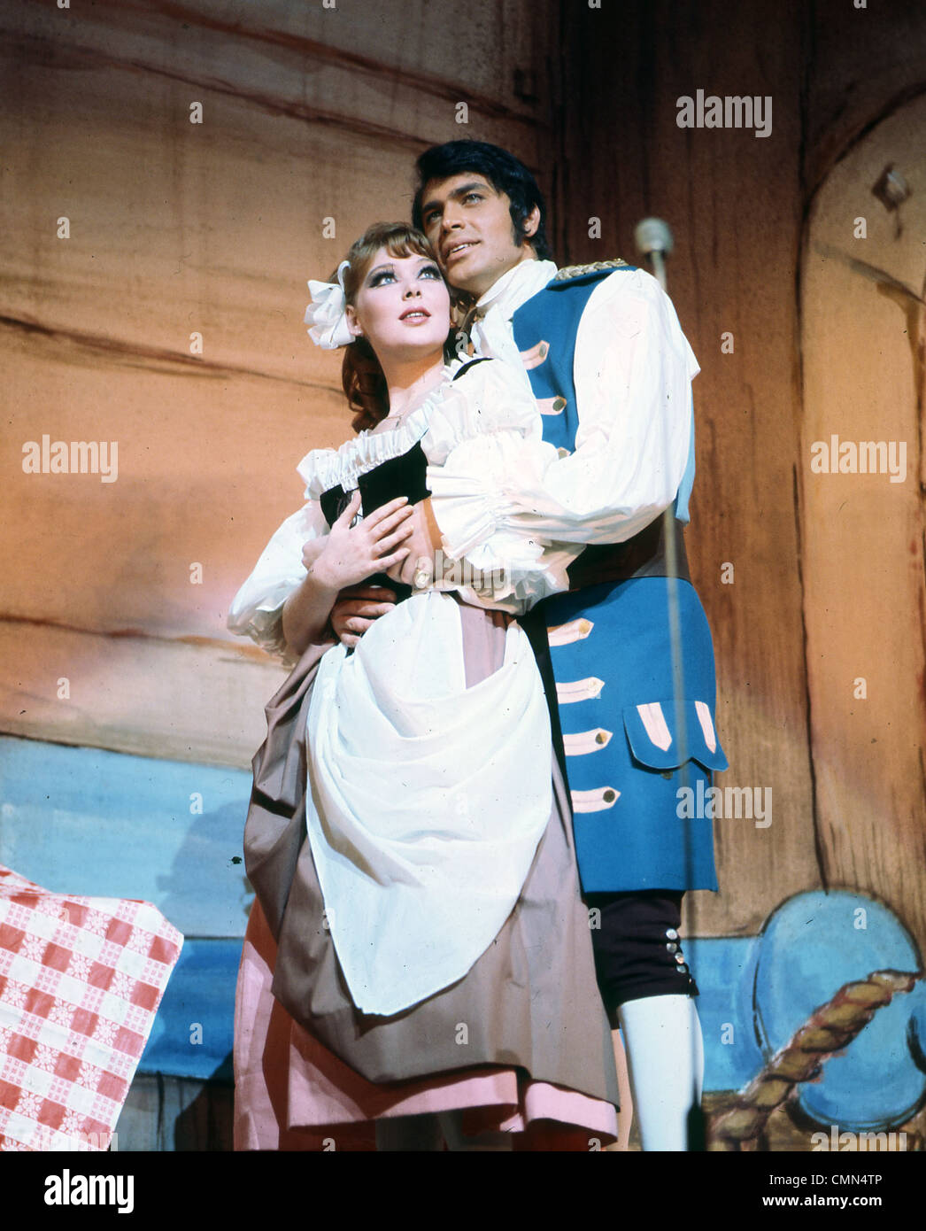 Engelbert HUMPERDINCK chanteur britannique comme 'Robinson Crusoe' dans le pantomime avec Trisha Money au Palladium de Londres 20 décembre 1967. Photo: Tony Gale Banque D'Images