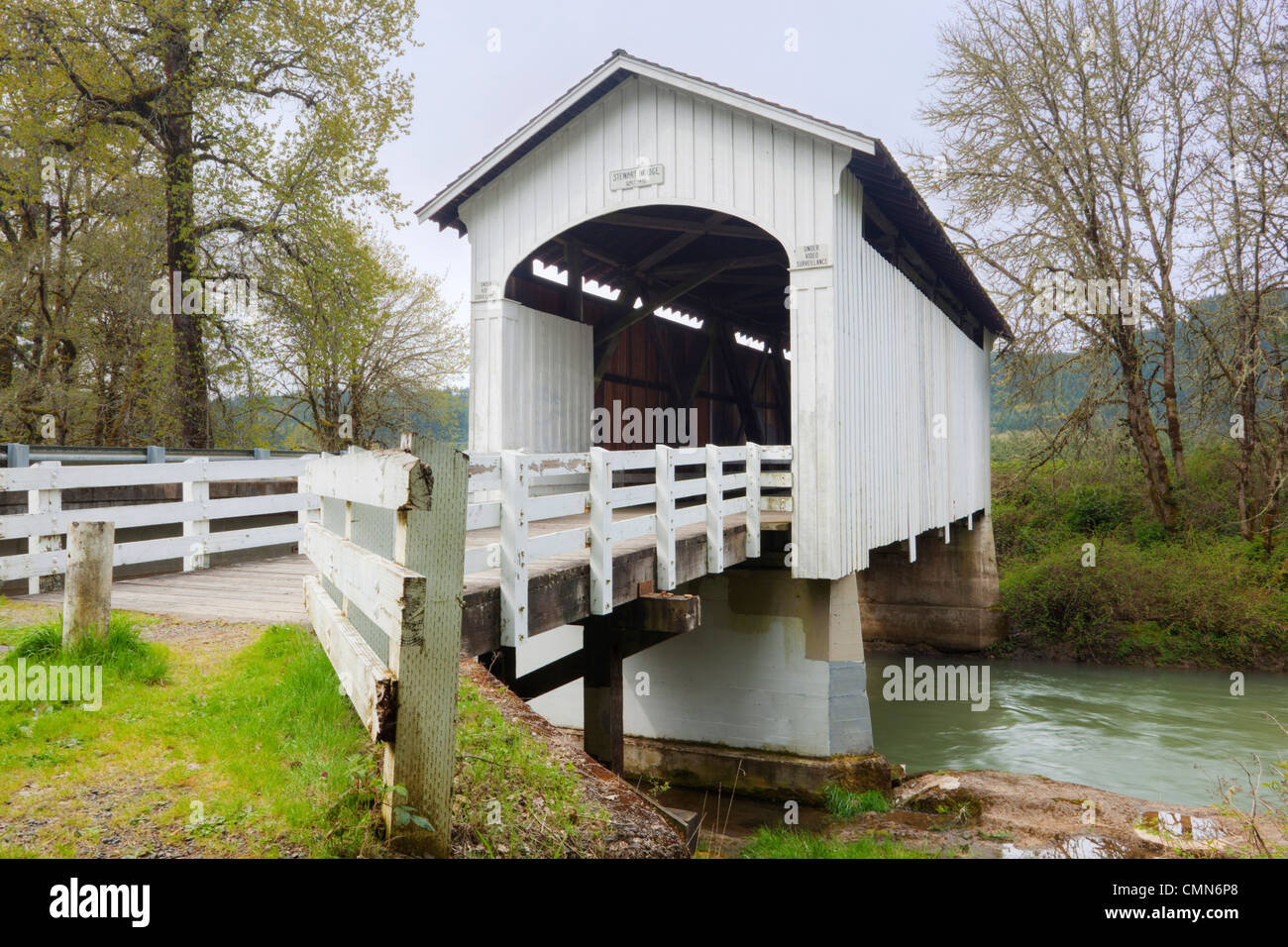 Ou, Lane Comté, Mosby Creek pont couvert, construit en 1920, enjambe Mosby Creek Banque D'Images