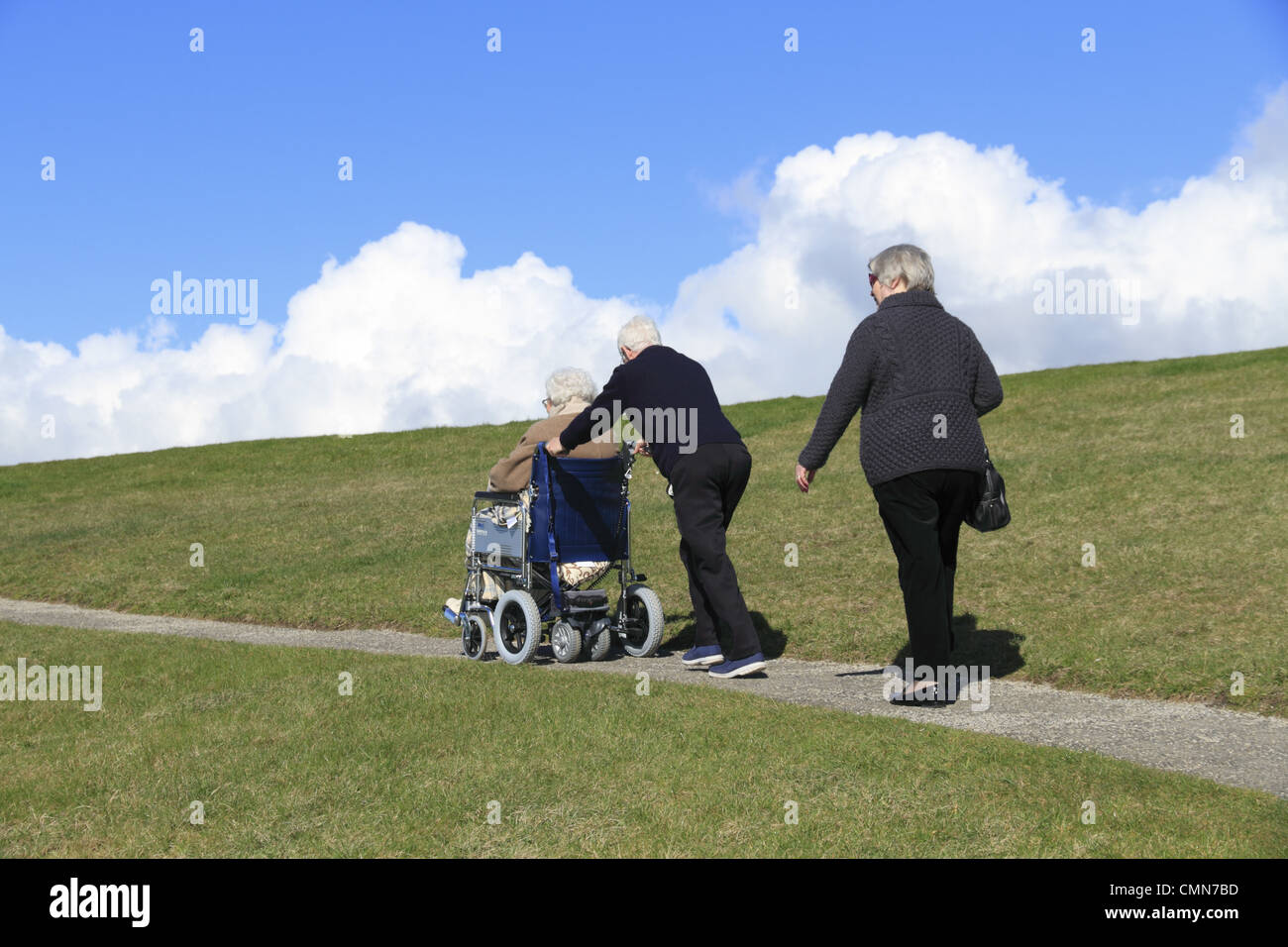 Les personnes âgées faire une promenade dans la campagne, Beachy Head, le Parc National des South Downs près de Eastbourne, East Sussex, Angleterre Banque D'Images