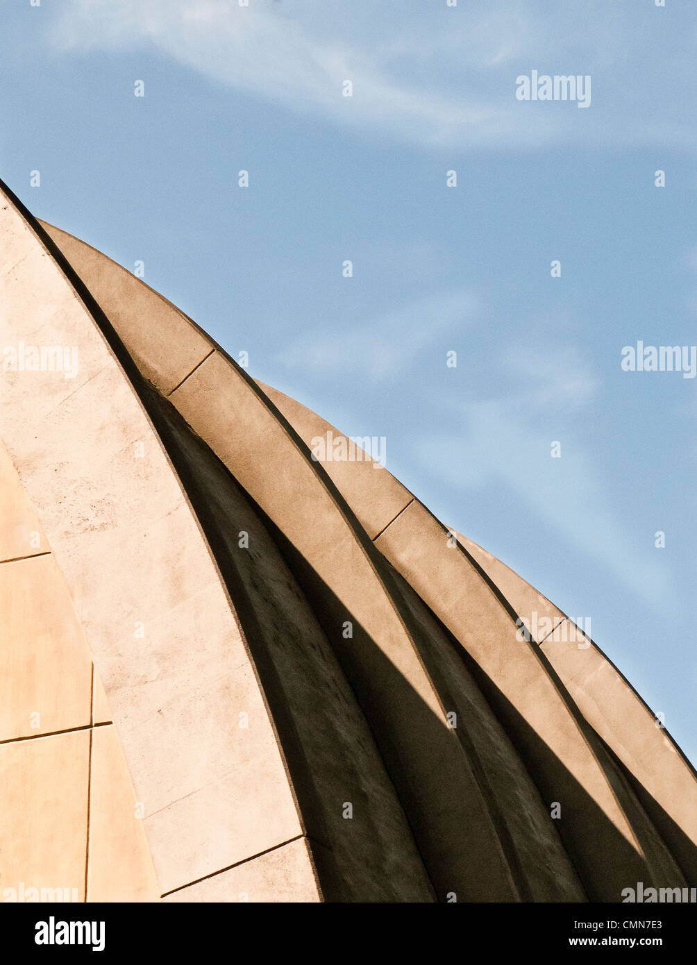 Le toit incurvé de l'assainissement de la ville de New York de redistribution principal du ministère. Banque D'Images