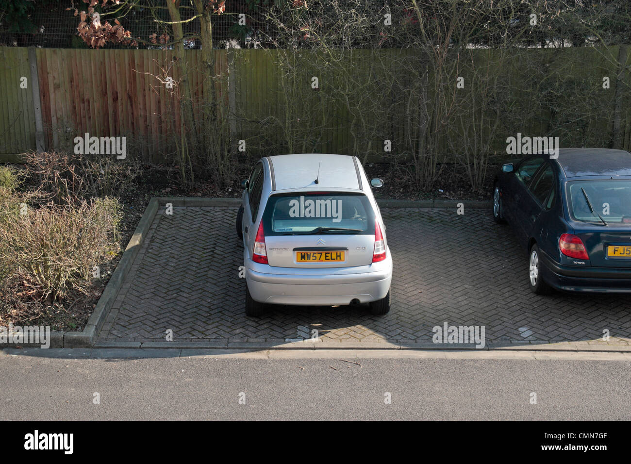 Mauvais, irrespectueux dans un parking privé, parking résidentiel dans l'ouest de Londres, Royaume-Uni. Banque D'Images