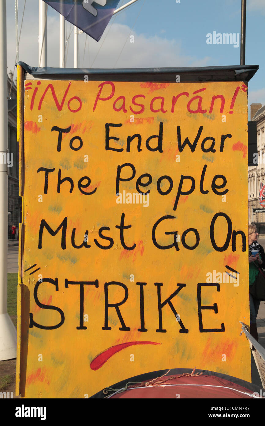 Bannière de protestation à l'extérieur de la ville de tentes Chambres du Parlement à Westminster, London, UK. Mars 2012 Banque D'Images