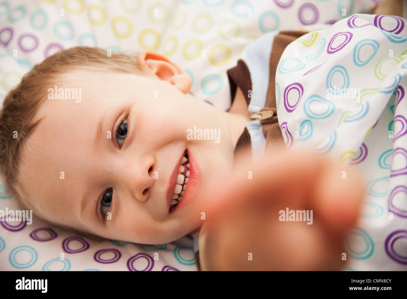Woman laying in bed Banque D'Images