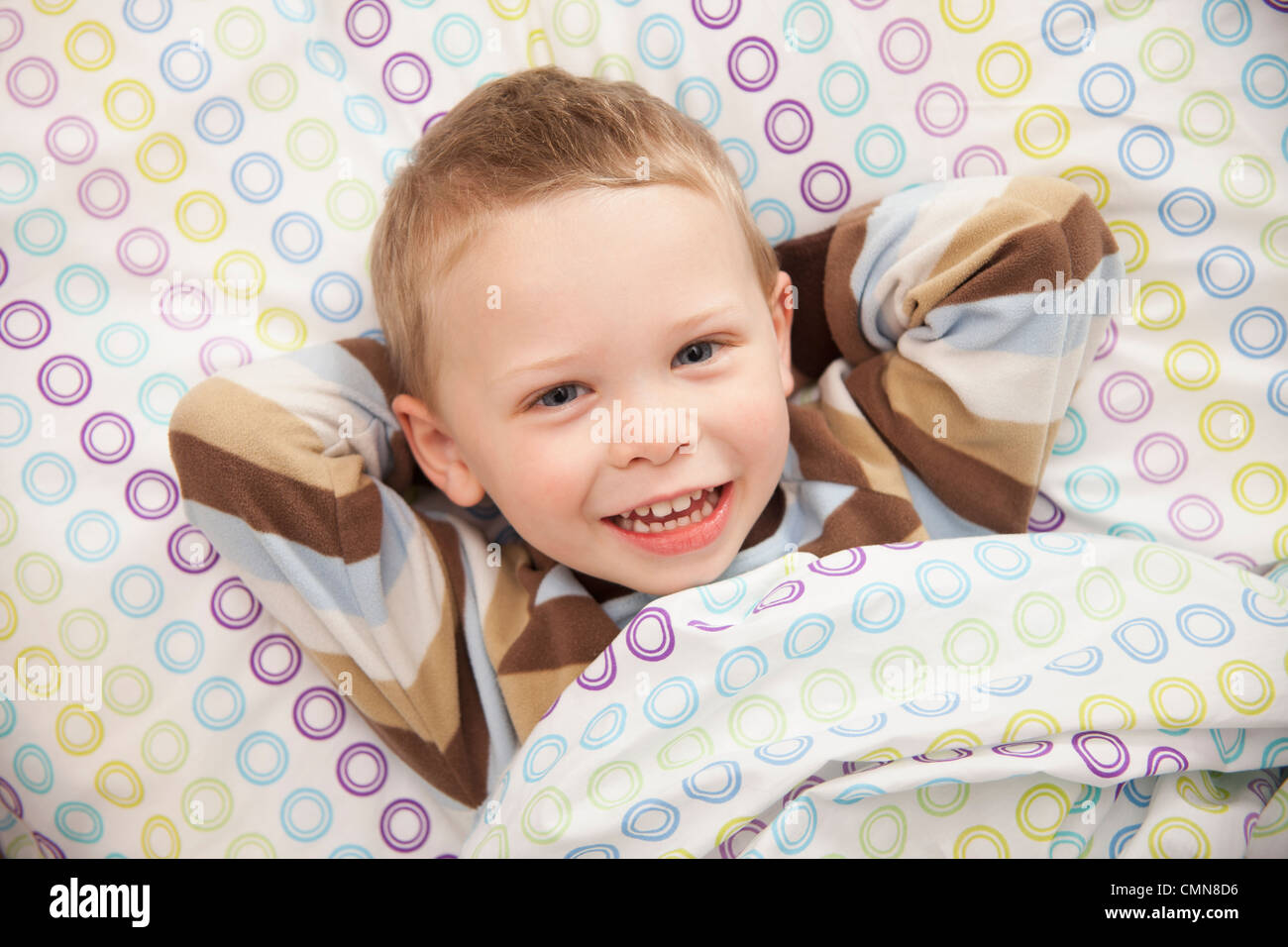 Woman laying in bed Banque D'Images