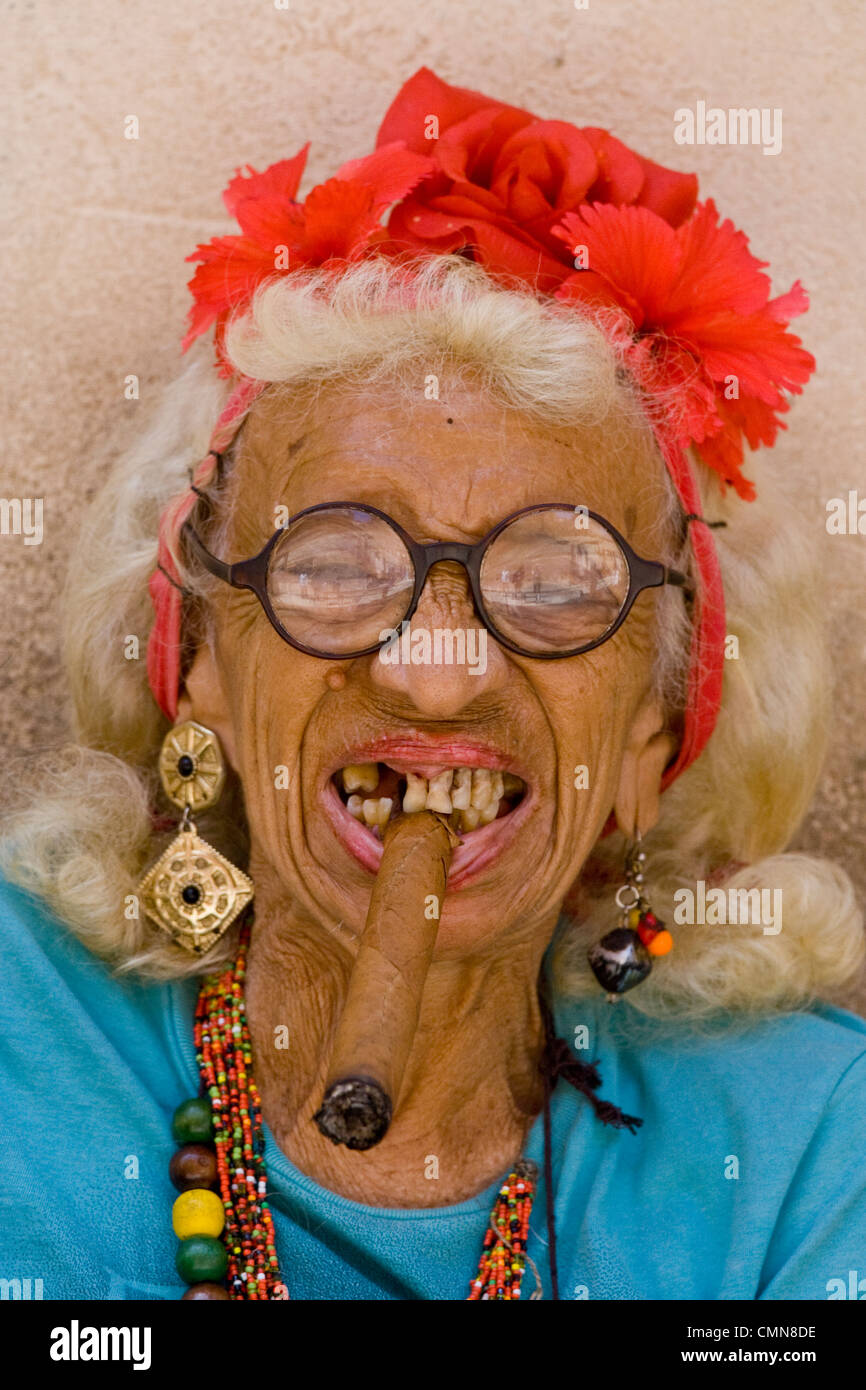 Vieille femme cubaine souriante avec des dents pourries fument un gros cigare cubain, la Havane, Voyage à Cuba, la Havane, l'Amérique, les Caraïbes Banque D'Images