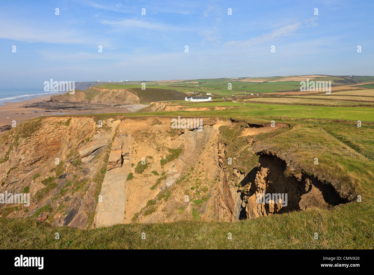 L'effondrement de l'érosion des falaises de grès carbonifère ci-dessous Téma des bas. Bude, Cornwall, Angleterre, Royaume-Uni, Grande Bretagne. Banque D'Images