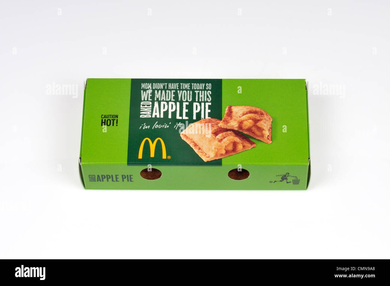 Tarte aux pommes chaude McDonald's dans l'emballage sur fond blanc découper des USA. Banque D'Images