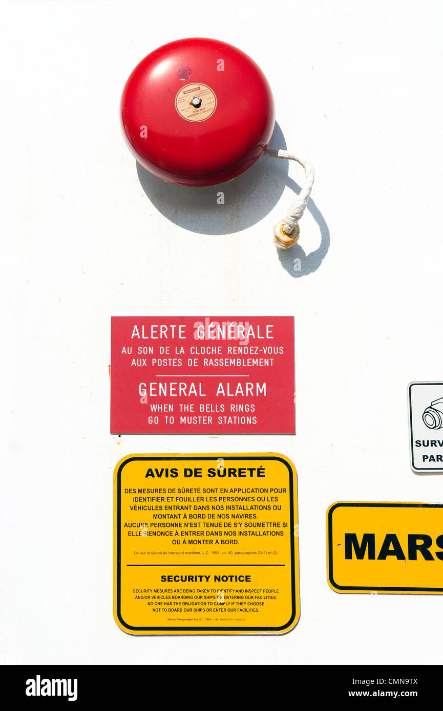 Alarme et sécurité bilingue avis sur un bateau au Canada. Banque D'Images