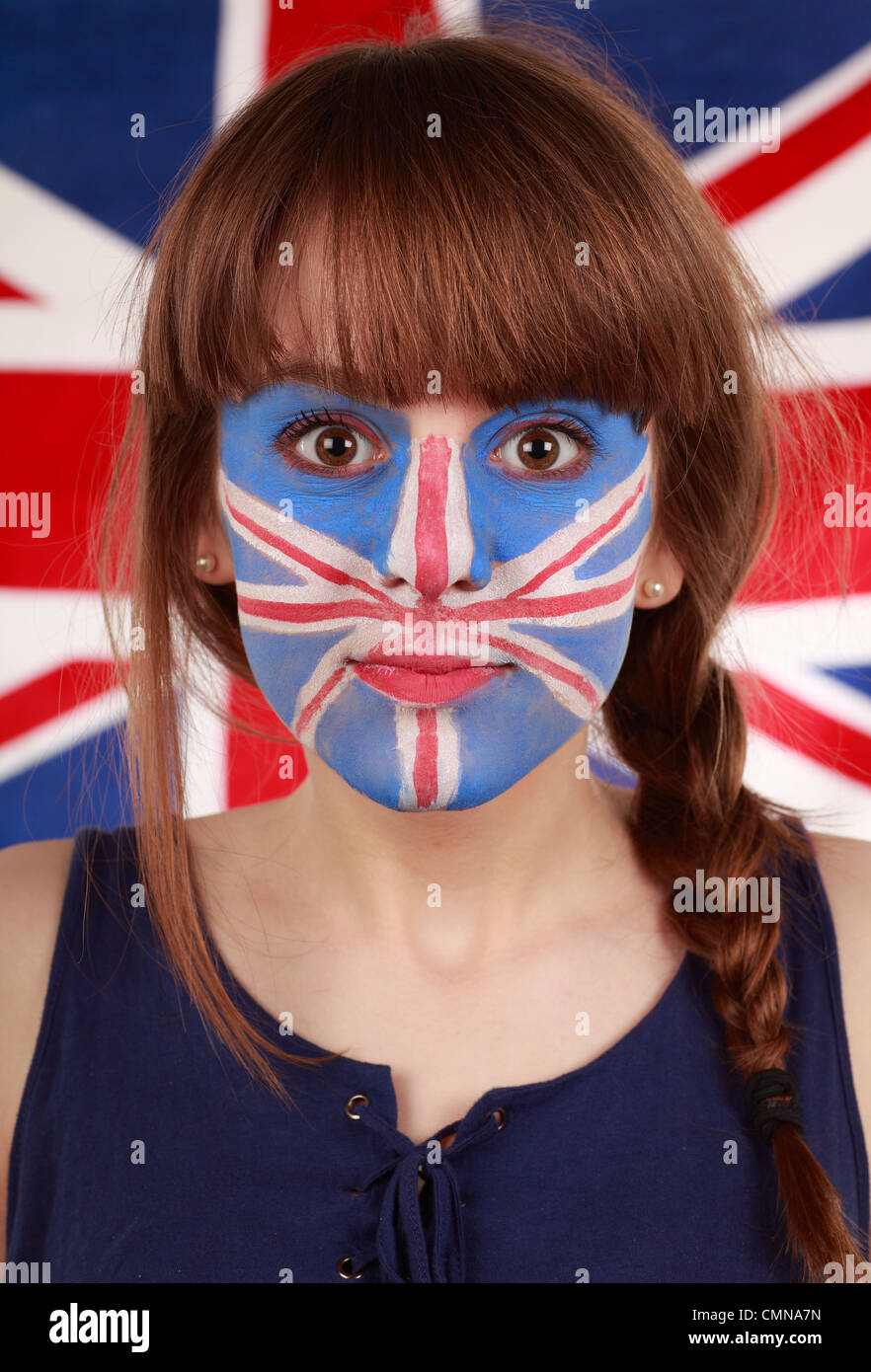 Jeune fille au visage peint en face d'un Union Jack Flag Banque D'Images