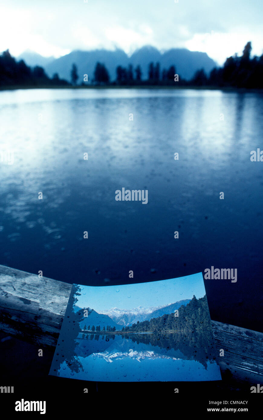 Un photographe déçu tire une journée ensoleillée photo-carte postale de la même île du Sud lac et montagne scène pendant un jour de pluie en Nouvelle-Zélande. Banque D'Images