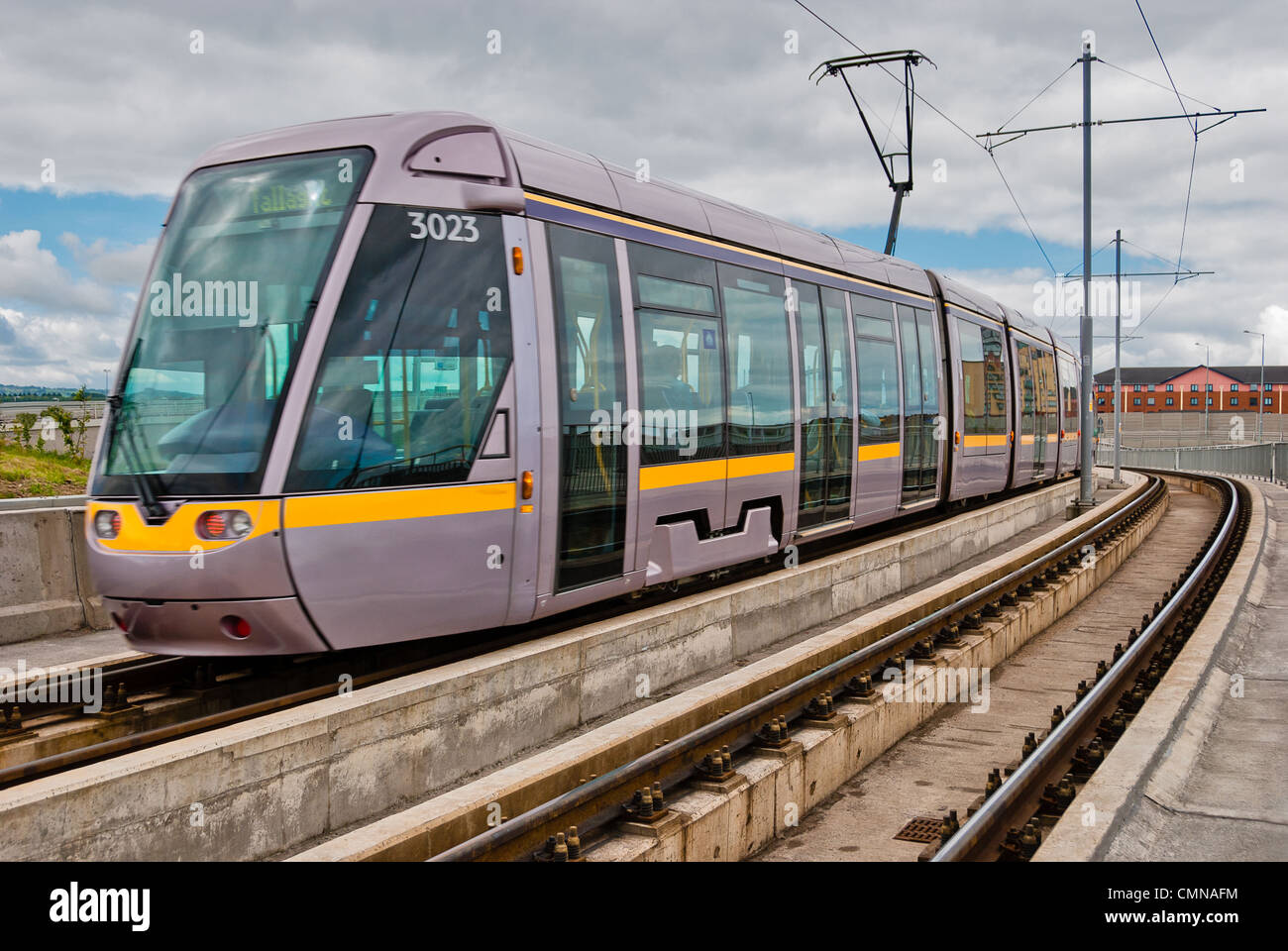 Tramway Luas passe autour d'un coude Banque D'Images