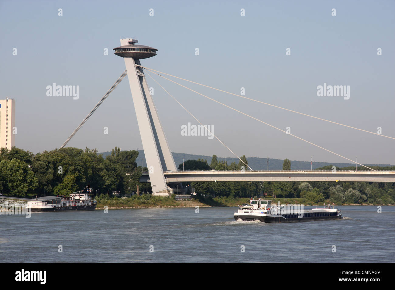Restaurant le nouveau pont sur l'OVNI (Novy Most) sur le Danube à Bratislava, Slovaquie Banque D'Images