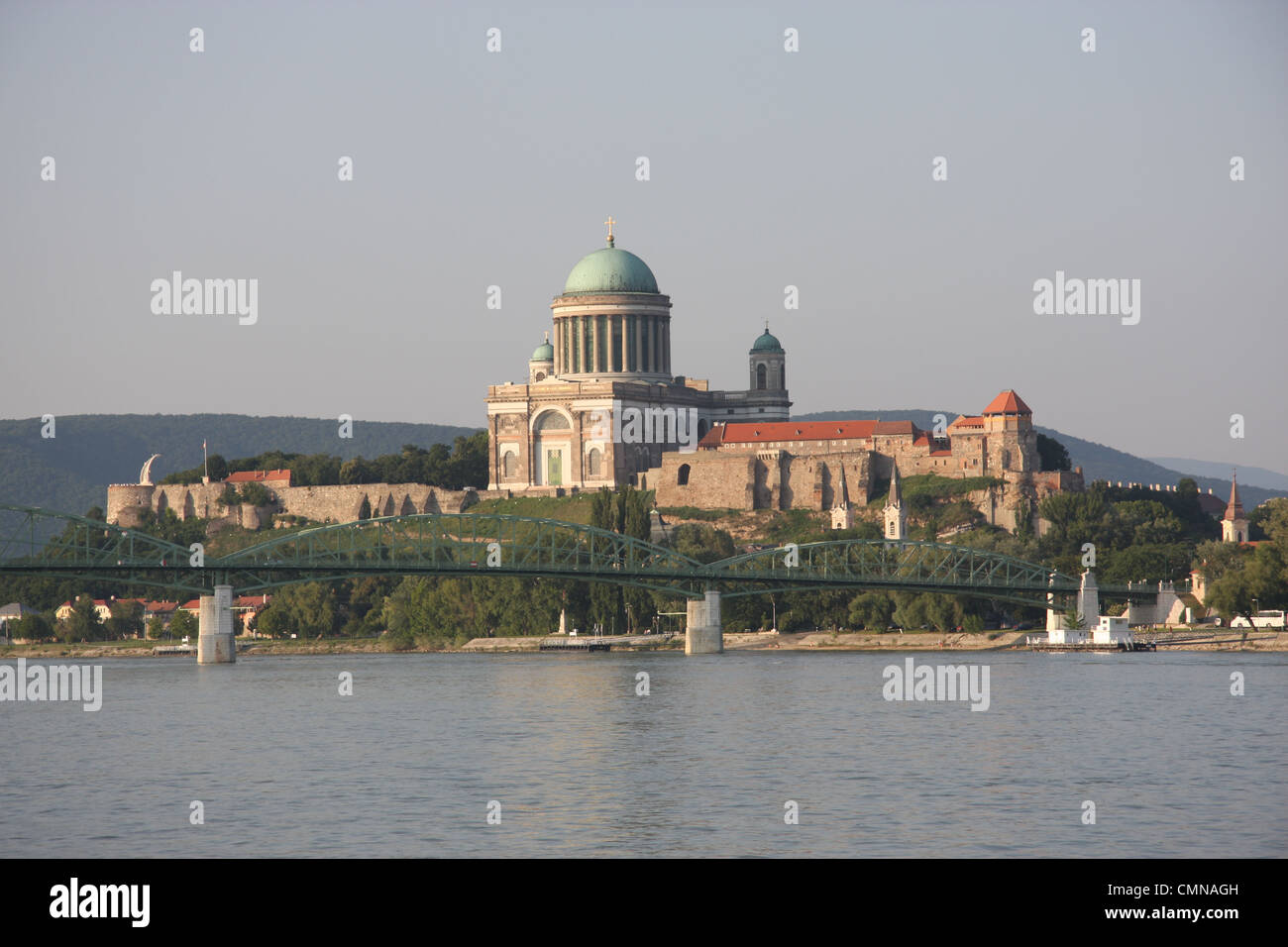 Château d'Esztergom et la cathédrale de la rivière du Danube avec le pont Mária Valéria en premier plan, la Hongrie Banque D'Images