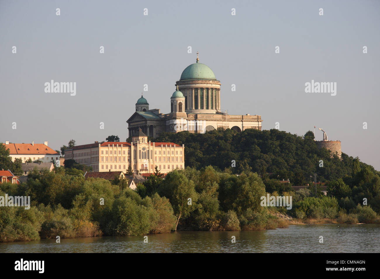 Château et de la cathédrale d'Esztergom, Hongrie, comme vu de la Danube Banque D'Images