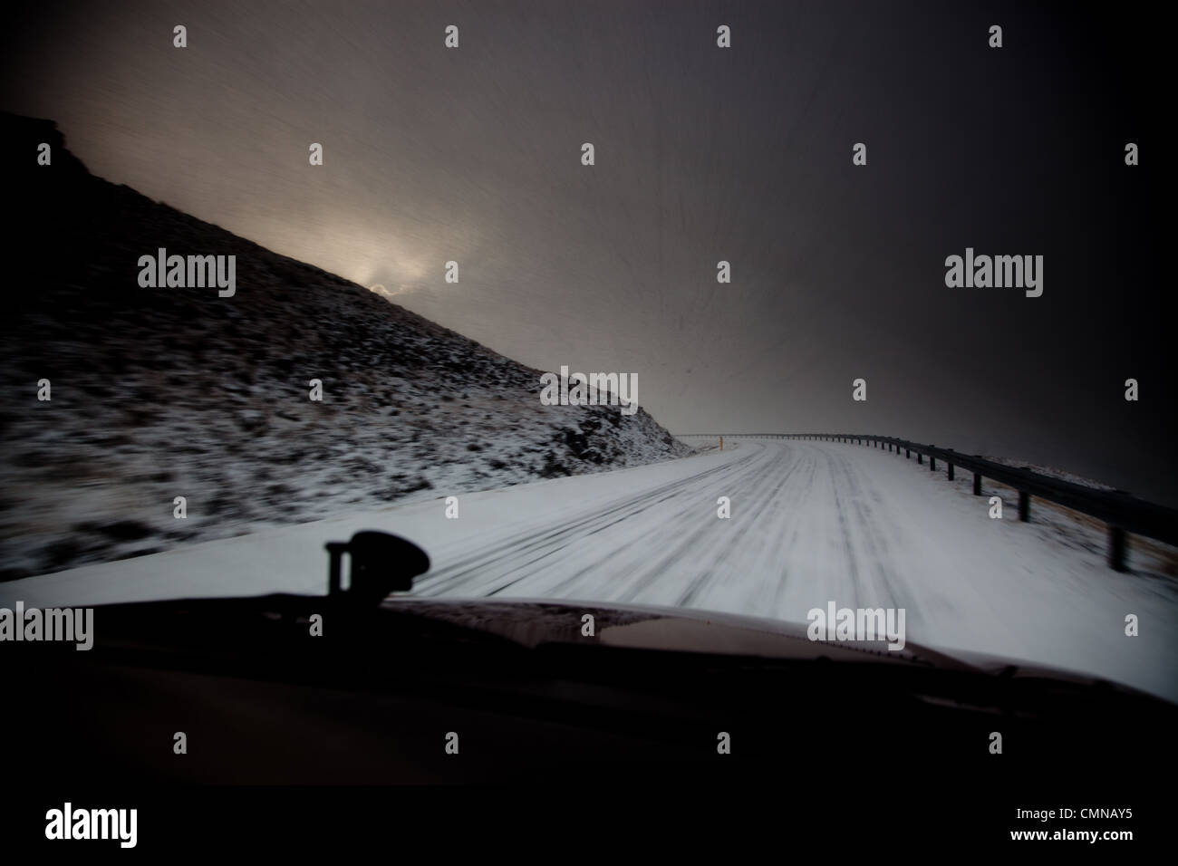 La conduite sur les routes d'hiver en Islande Banque D'Images