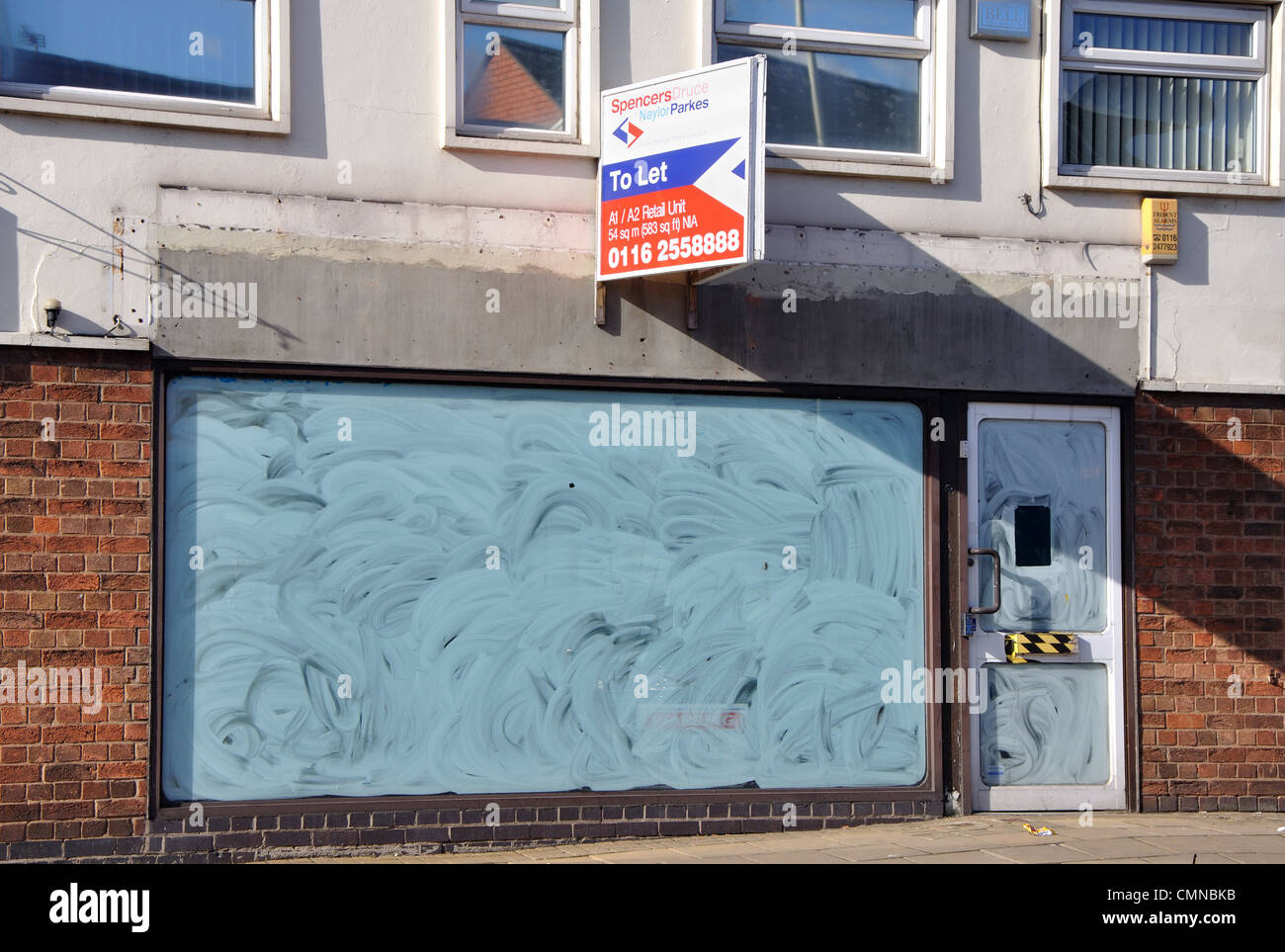 Atelier fermé avec fenêtre blanc, Wigston, Leicester, England, UK Banque D'Images